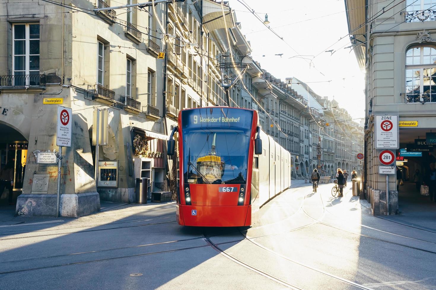 Tramway de la ville moderne à Berne, Suisse photo