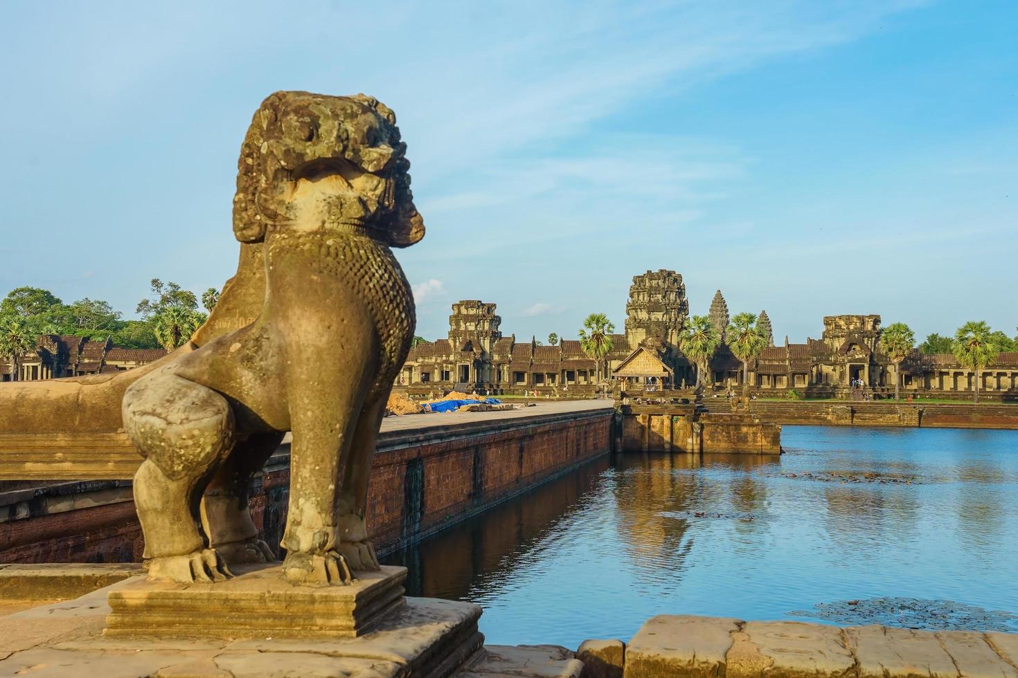 Ancien temple d'Angkor Wat de l'autre côté du lac, Siem Reap, Cambodge photo