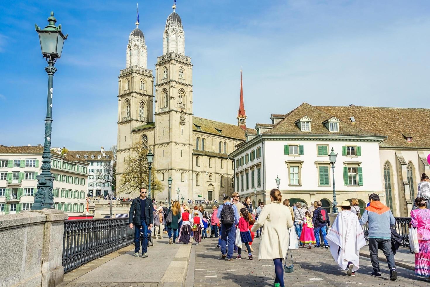 Vue de la vieille ville de Grossmünster et de Zurich, Suisse photo