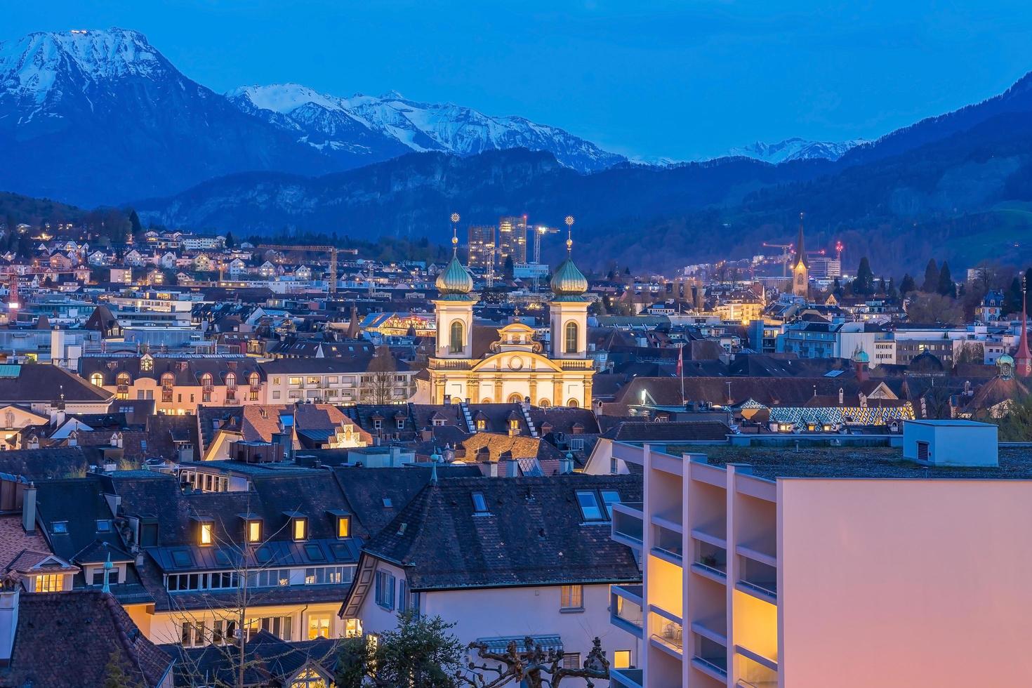 Vieille ville de Lucerne et lac des Quatre-Cantons, Suisse photo