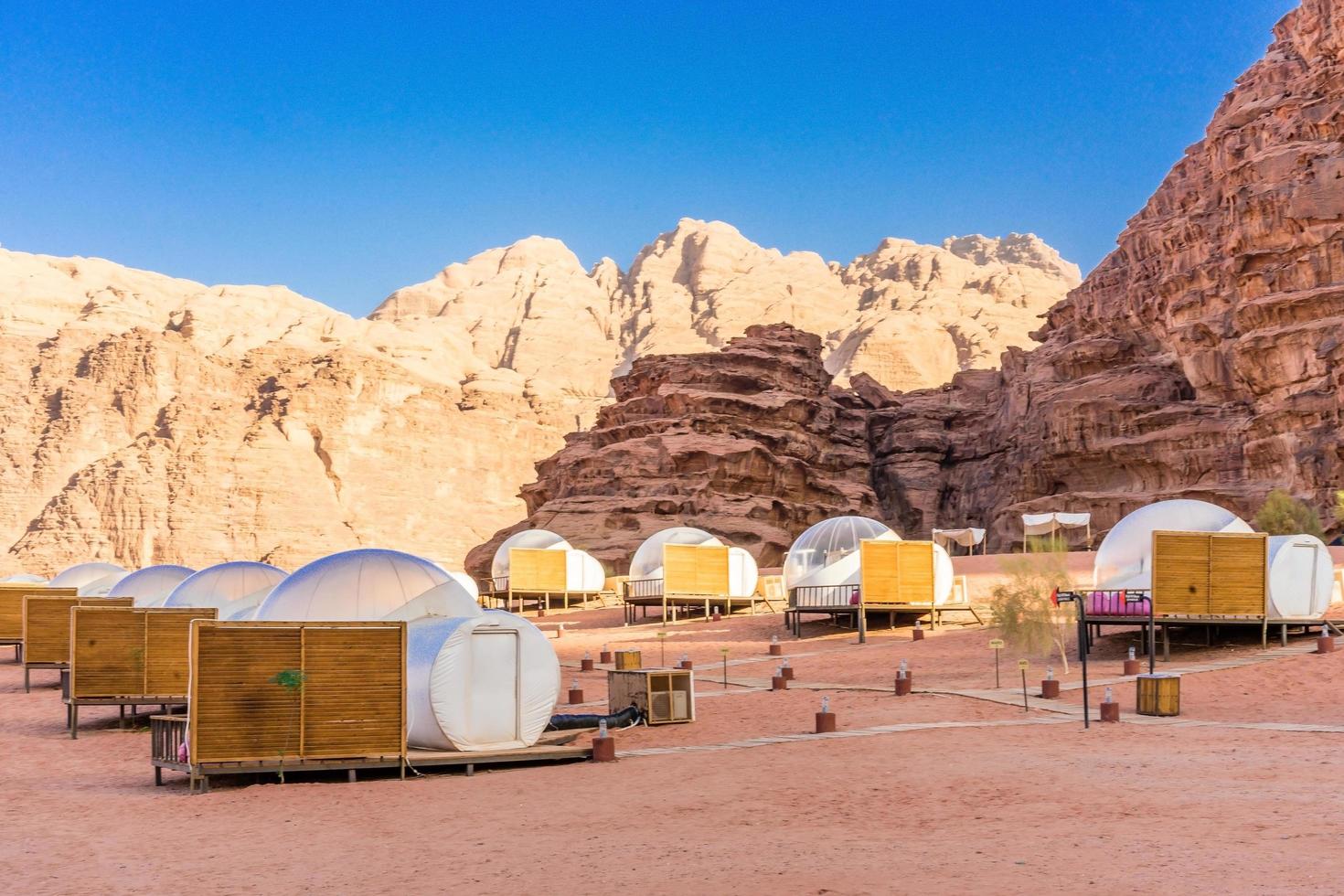 Camping le long des rochers à Petra, Wadi Rum, Jordanie photo