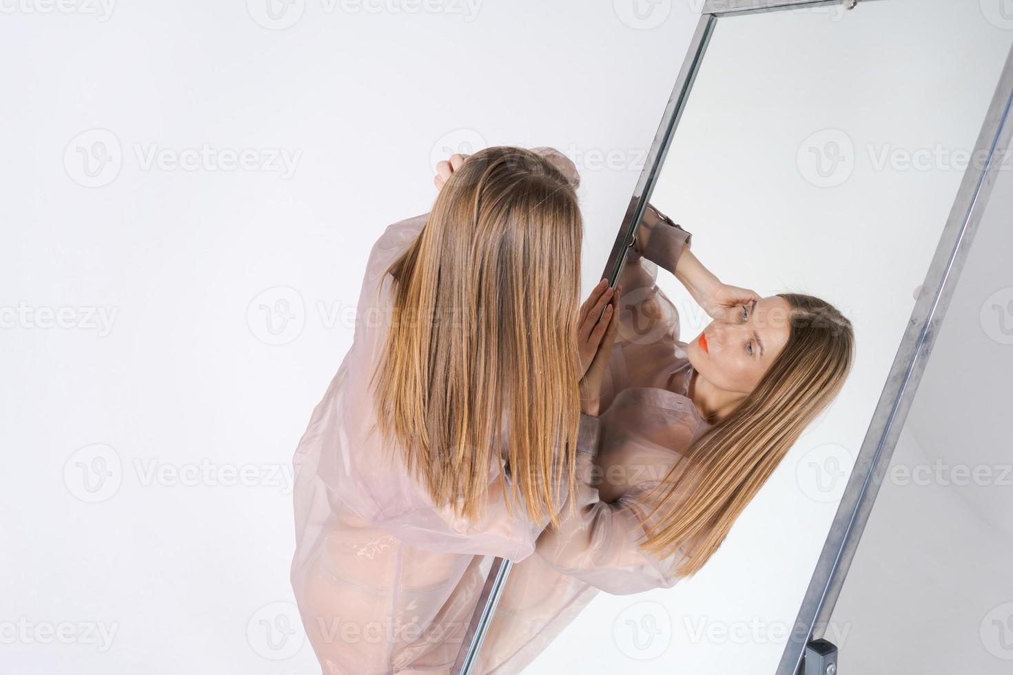 réalisation de soi portrait femme dans miroir image. inhabituel étrange jolie femme photo