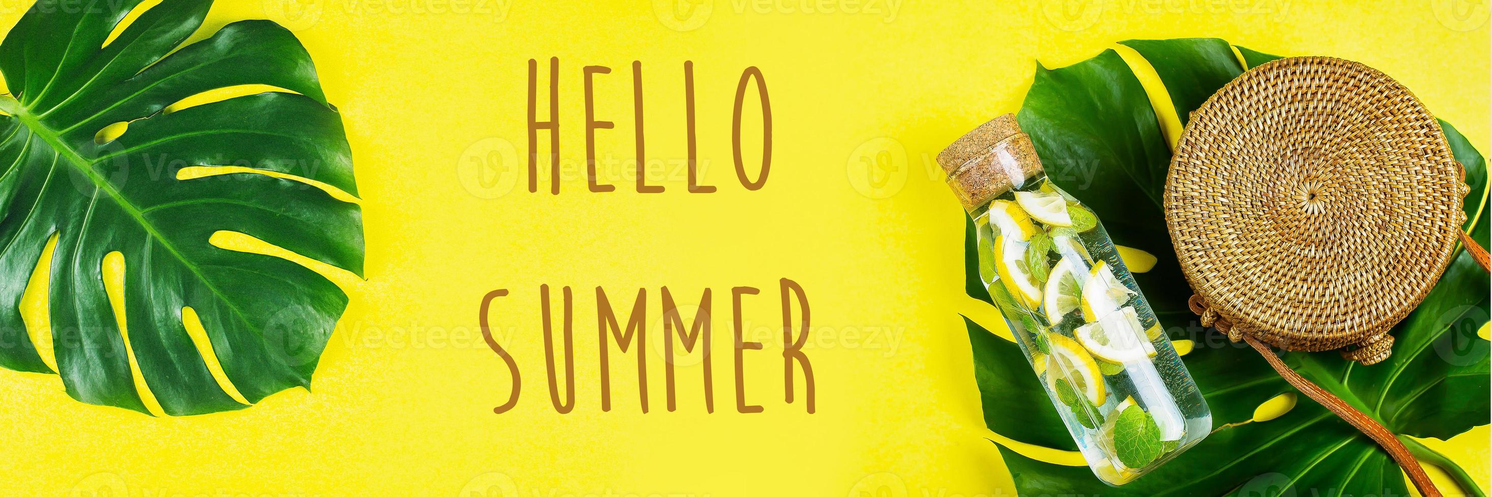 Bonjour été bannière pour site Internet. rond rotin sac et verre bouteille avec limonade et monstera feuille photo