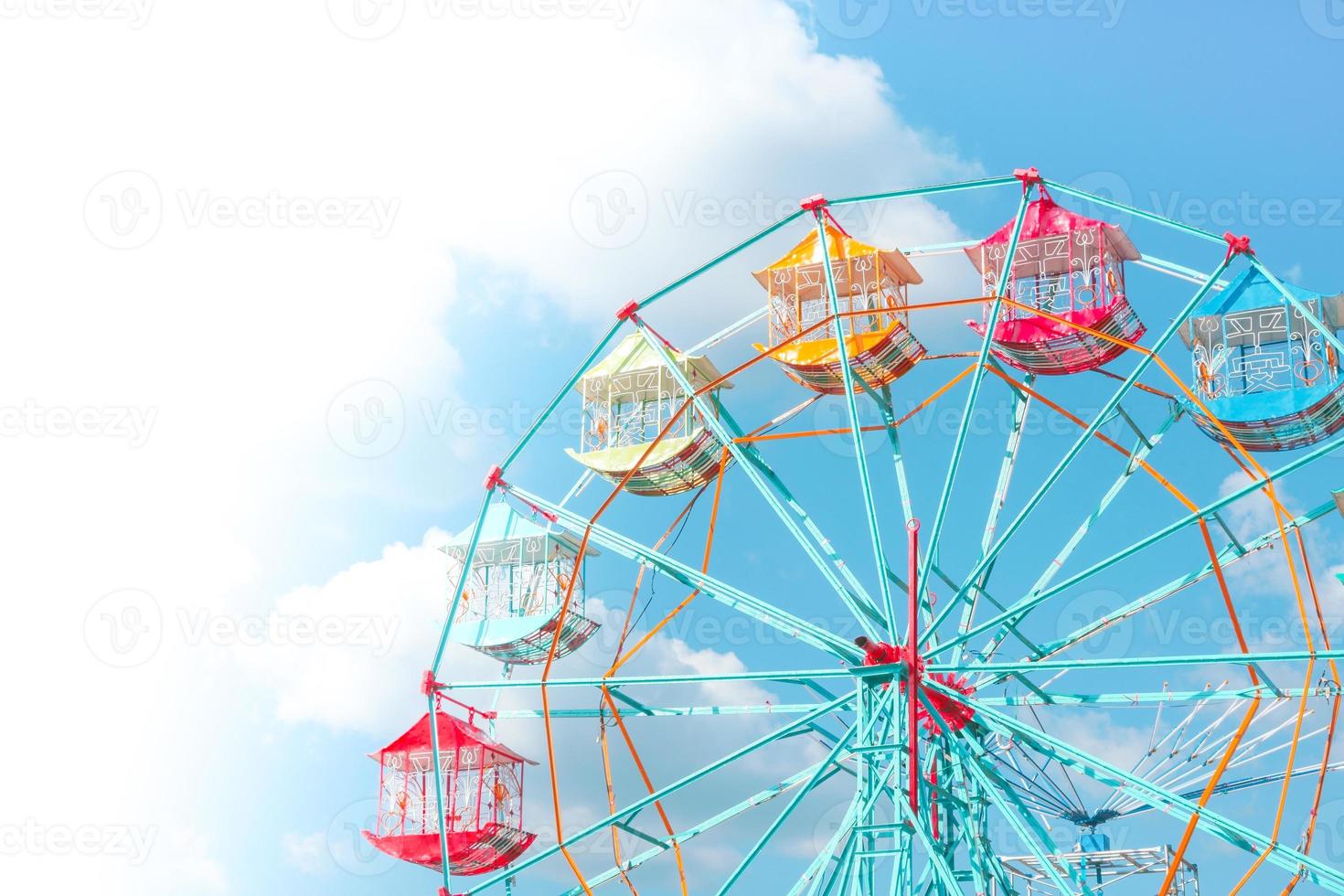 grande roue sur fond de ciel bleu, grande roue vintage colorée photo