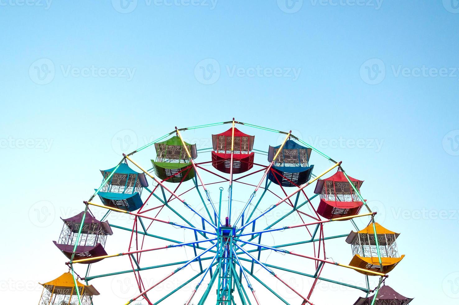 grande roue joueur des enfants amusants avec ciel bleu, grande roue ancienne et vintage photo