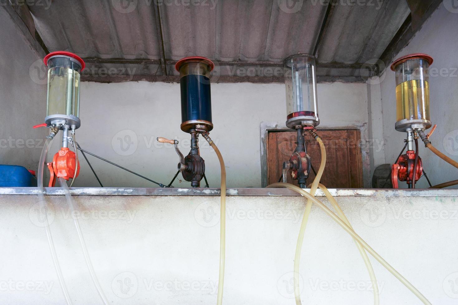 vieux rétro gaz remplissage station ,ancien pays gaz station Contexte à Thaïlande photo