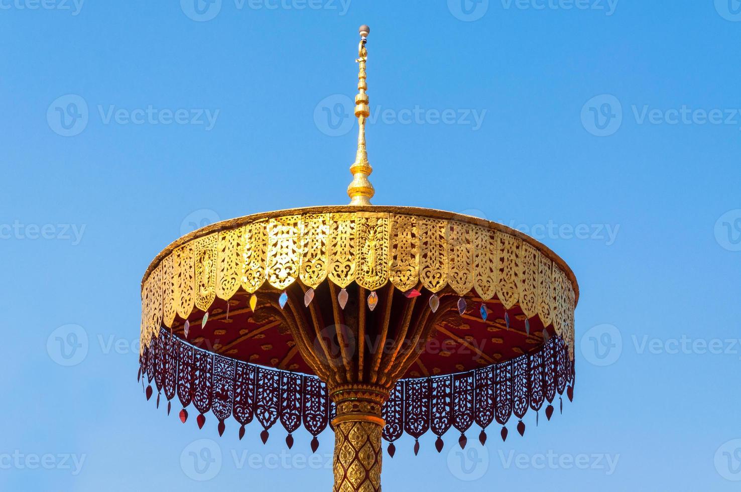 échelonné parapluie or ,art thaïlandais , quoi phra cette haripunchai lampe de poche Thaïlande photo