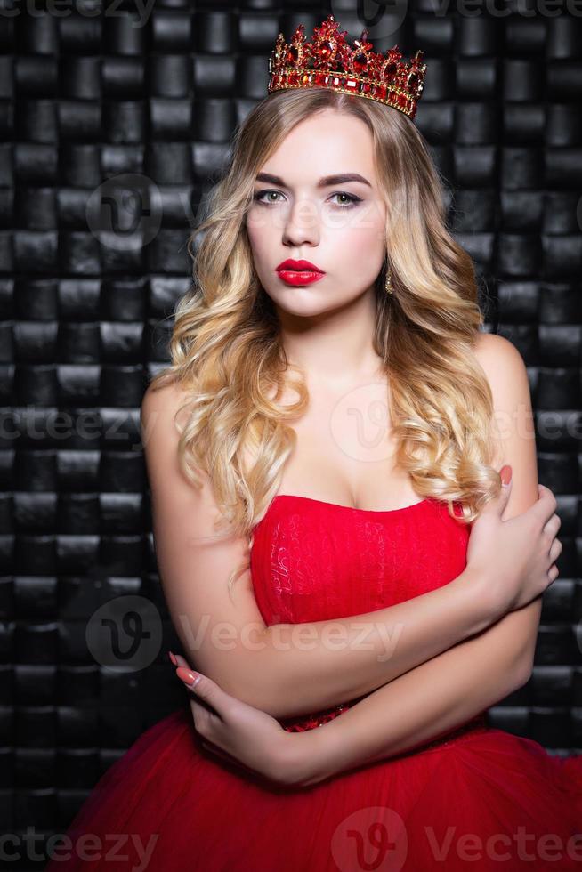 portrait de une agréable femme posant dans une studio photo