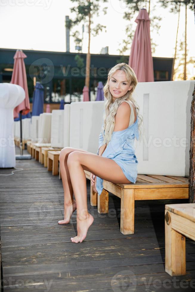 séduisant Jeune femme portant dans chemise et maillot de bain photo