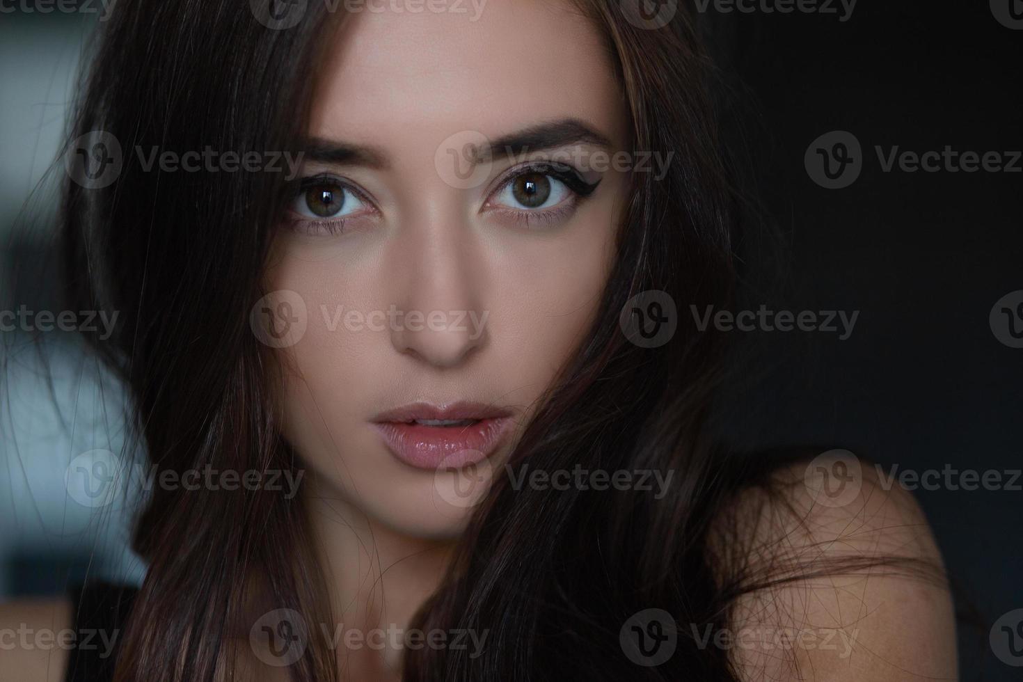 portrait d'une jolie jeune femme photo