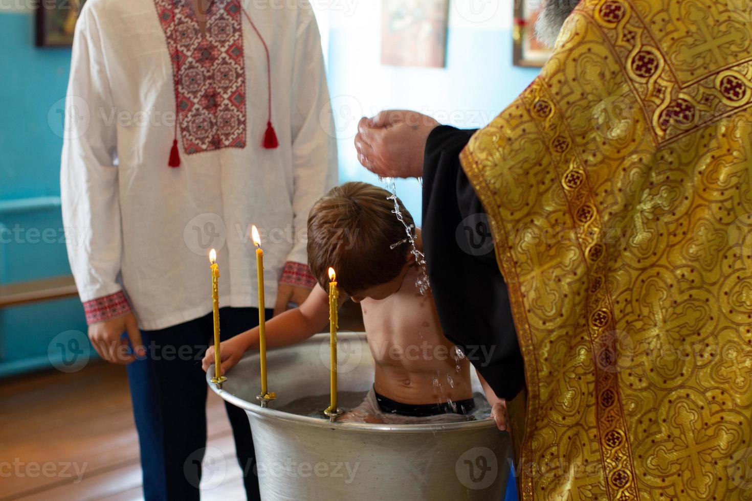 baptême orthodoxe d'un enfant biélorusse dans une église. photo