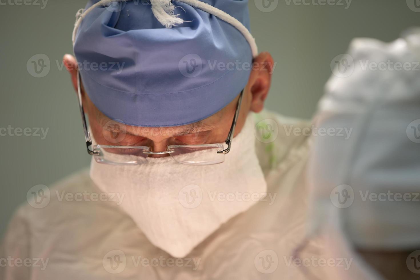 le visage de une chirurgien médecin Faire un opération fermer. photo