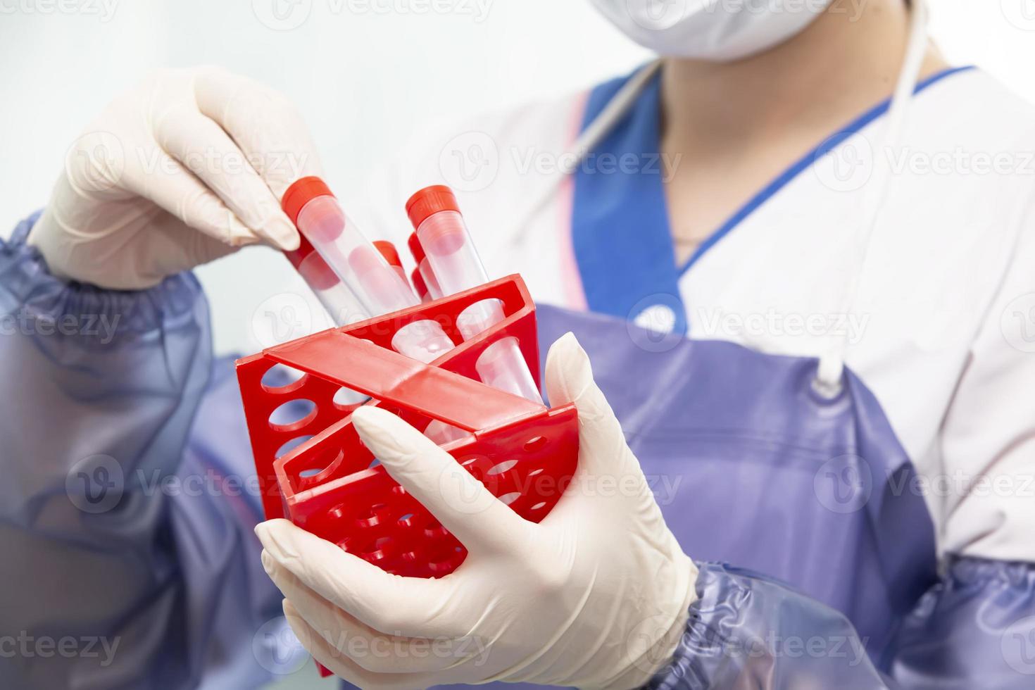 le médecin assistant de laboratoire tient des tubes à essai avec des analyses dans ses mains. photo