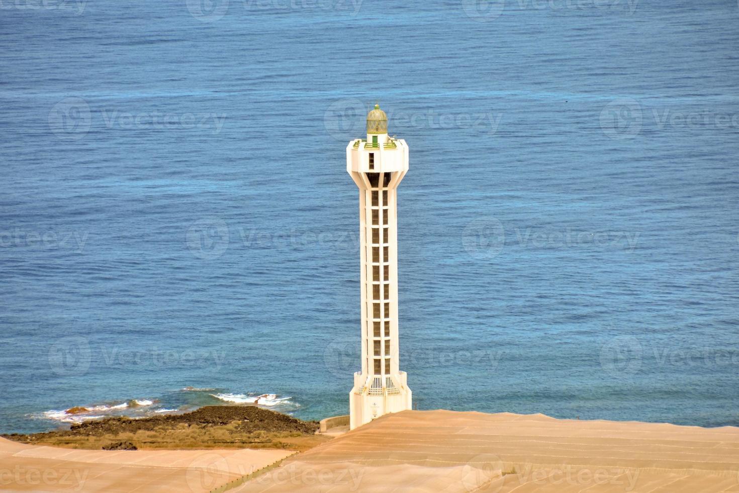 lumière balise sur le côte photo