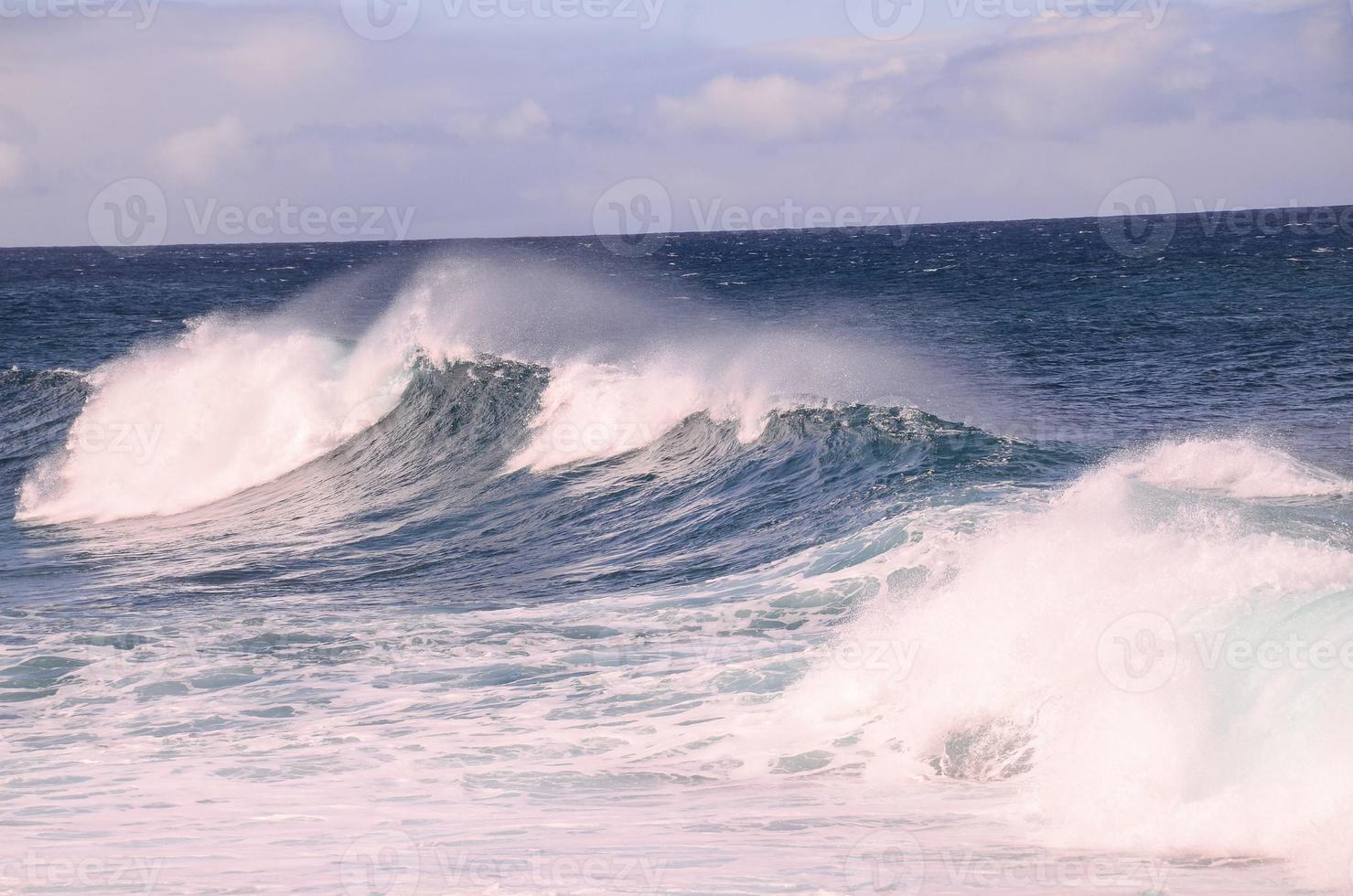 énormes vagues de la mer photo