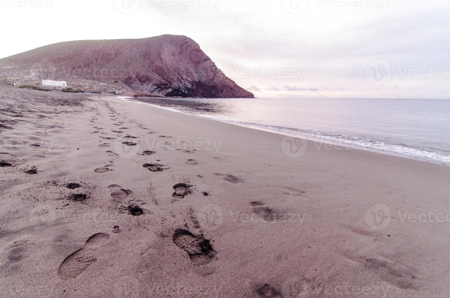 plage de sable abandonnée photo