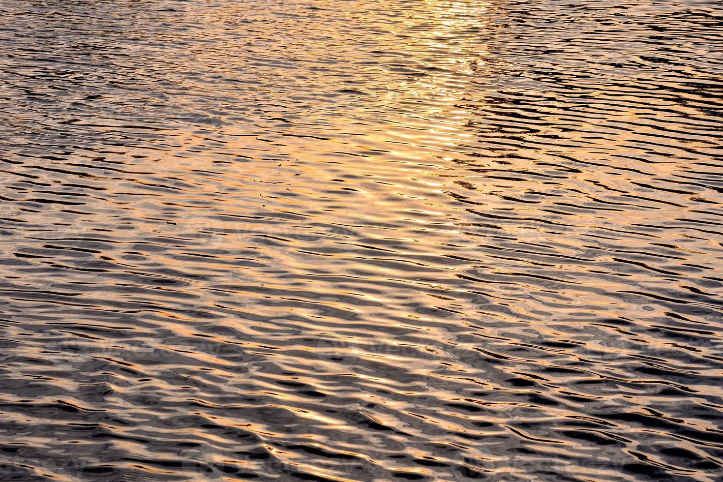 reflet du coucher de soleil sur la mer photo