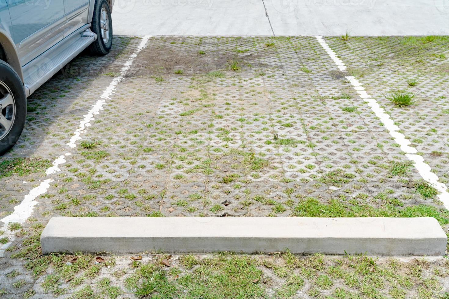 lignes parking sur brique et herbe Contexte photo