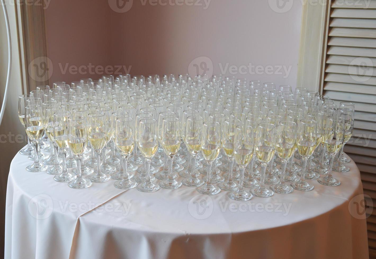 Champagne des lunettes arrangé sur le table pour mariage accueil photo