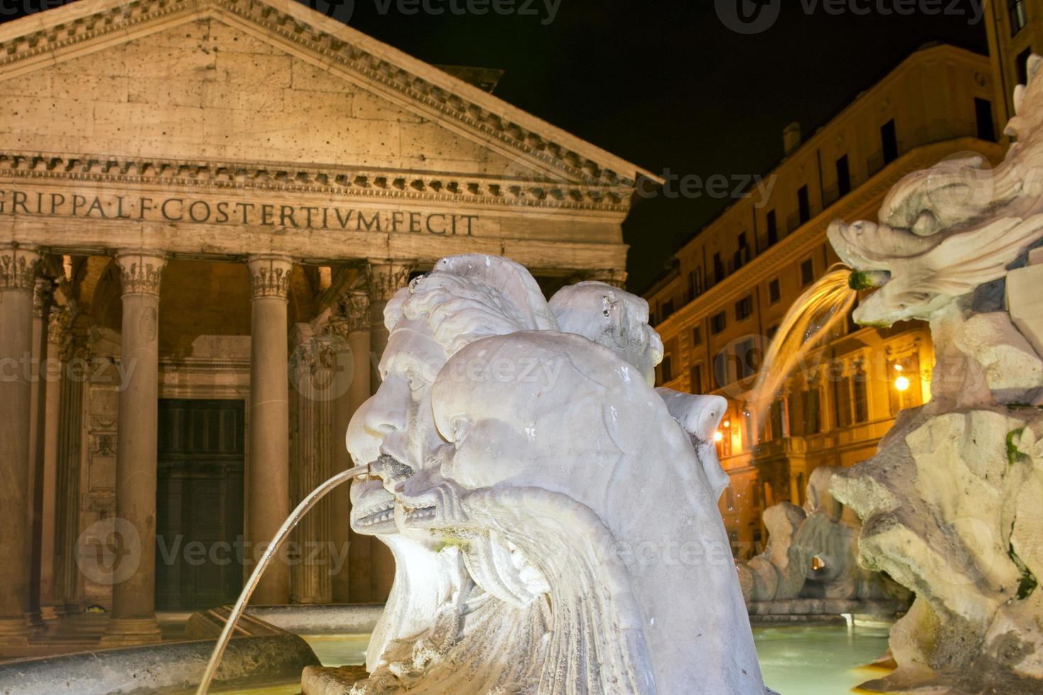 fontaine de la place du panthéon de rome photo