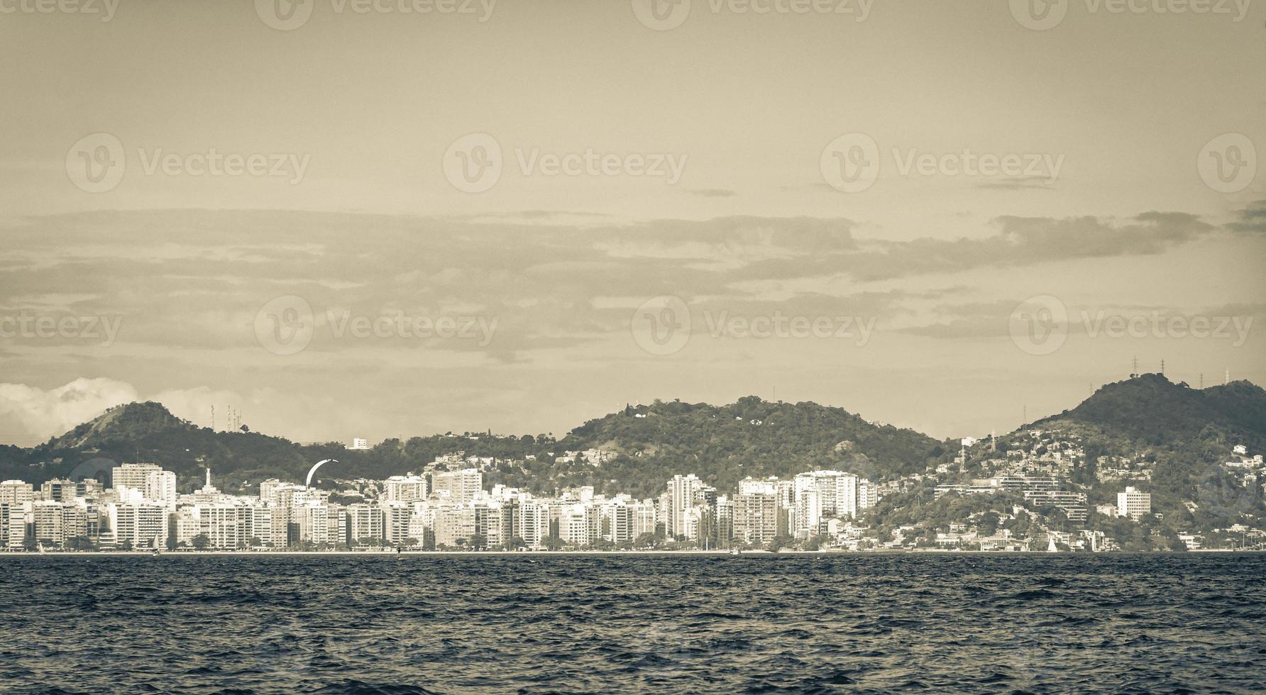paysage panorama paysage urbain littoral montagnes niteroi rio de janeiro brésil. photo