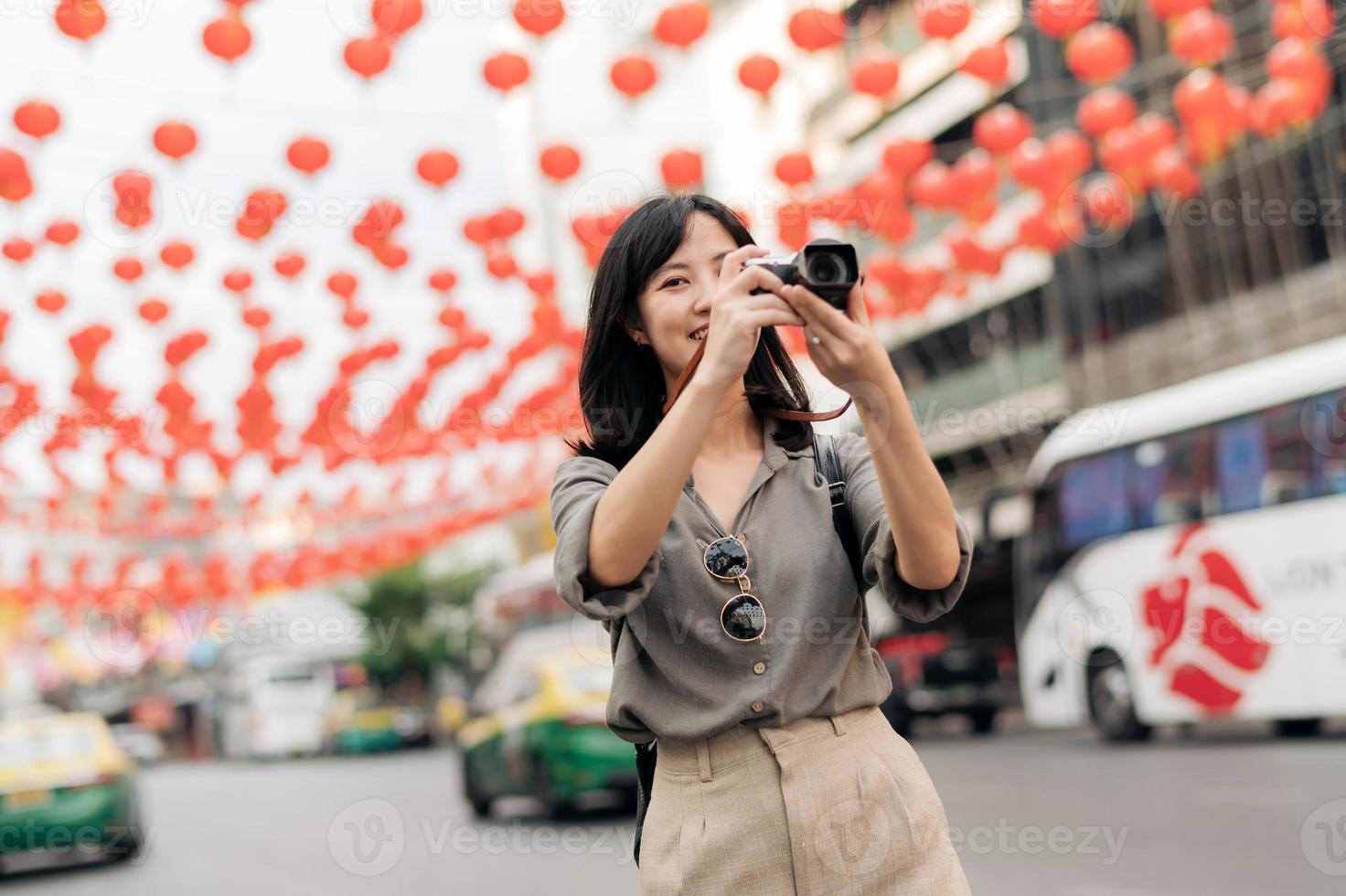 Jeune asiatique femme sac à dos voyageur profiter Chine ville rue nourriture marché dans Bangkok, Thaïlande. voyageur vérification en dehors côté des rues. photo