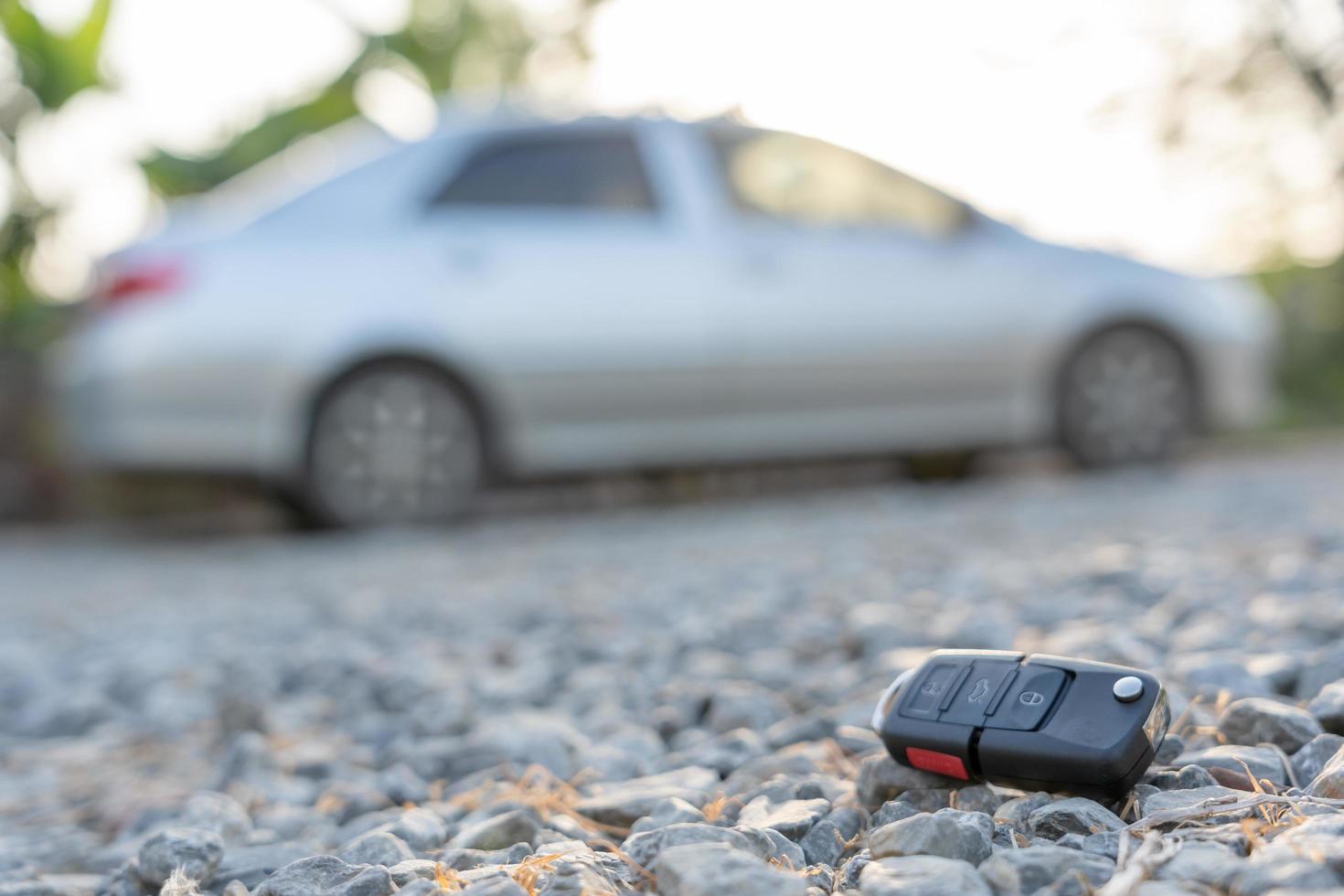 perdu voiture clés sur le sol, voiture clés chuté sur le sol ou tomber mensonge sur le rue Accueil de face . en marchant une façon de perdu voiture clé, pouvez ne pas transport, exprimer, se ruer temps, était temps, urgence photo