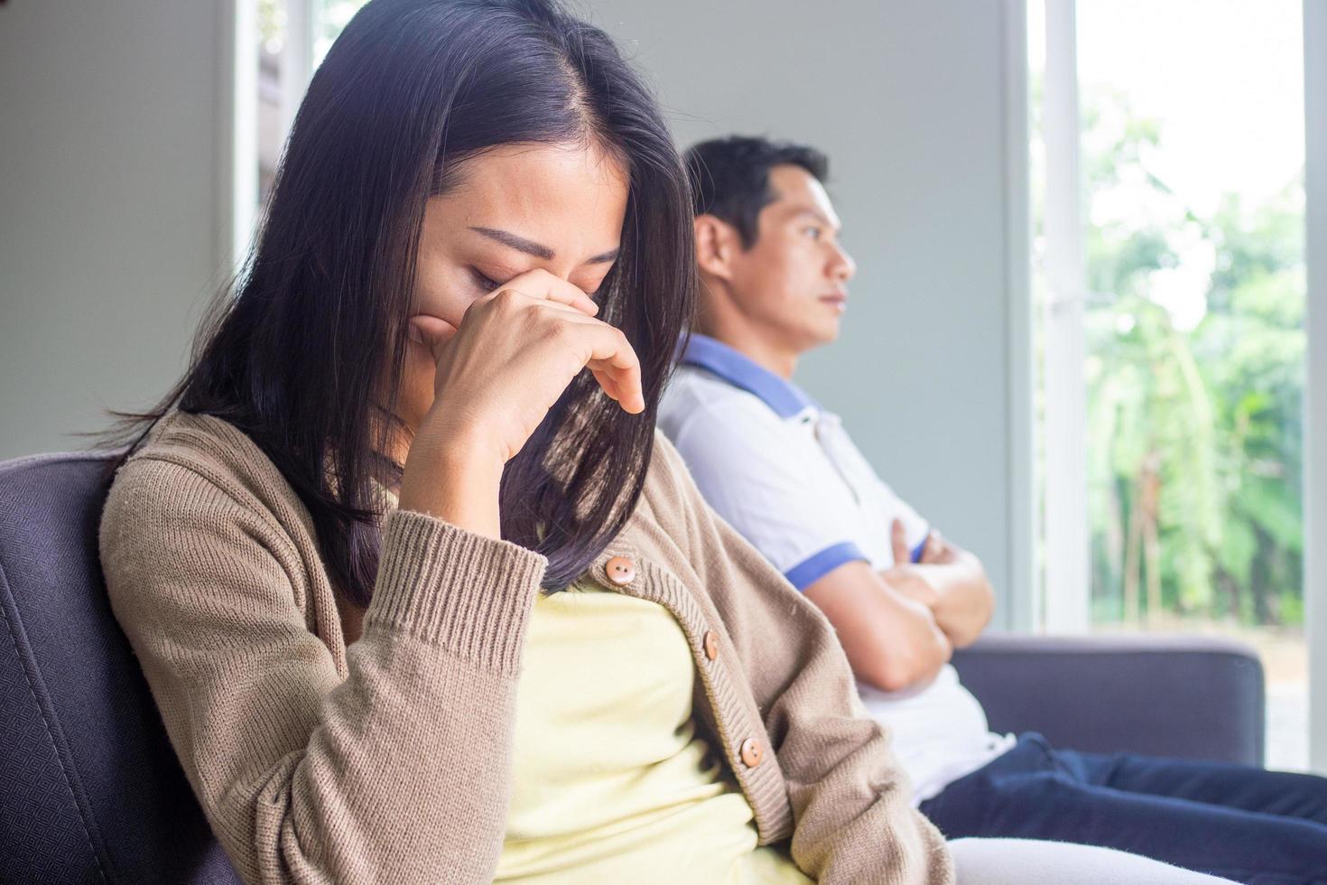 la femme se sentait déprimée, bouleversée et triste après s'être battue contre le mauvais comportement de son mari. jeune femme malheureuse ennuyée par les problèmes après le mariage. photo