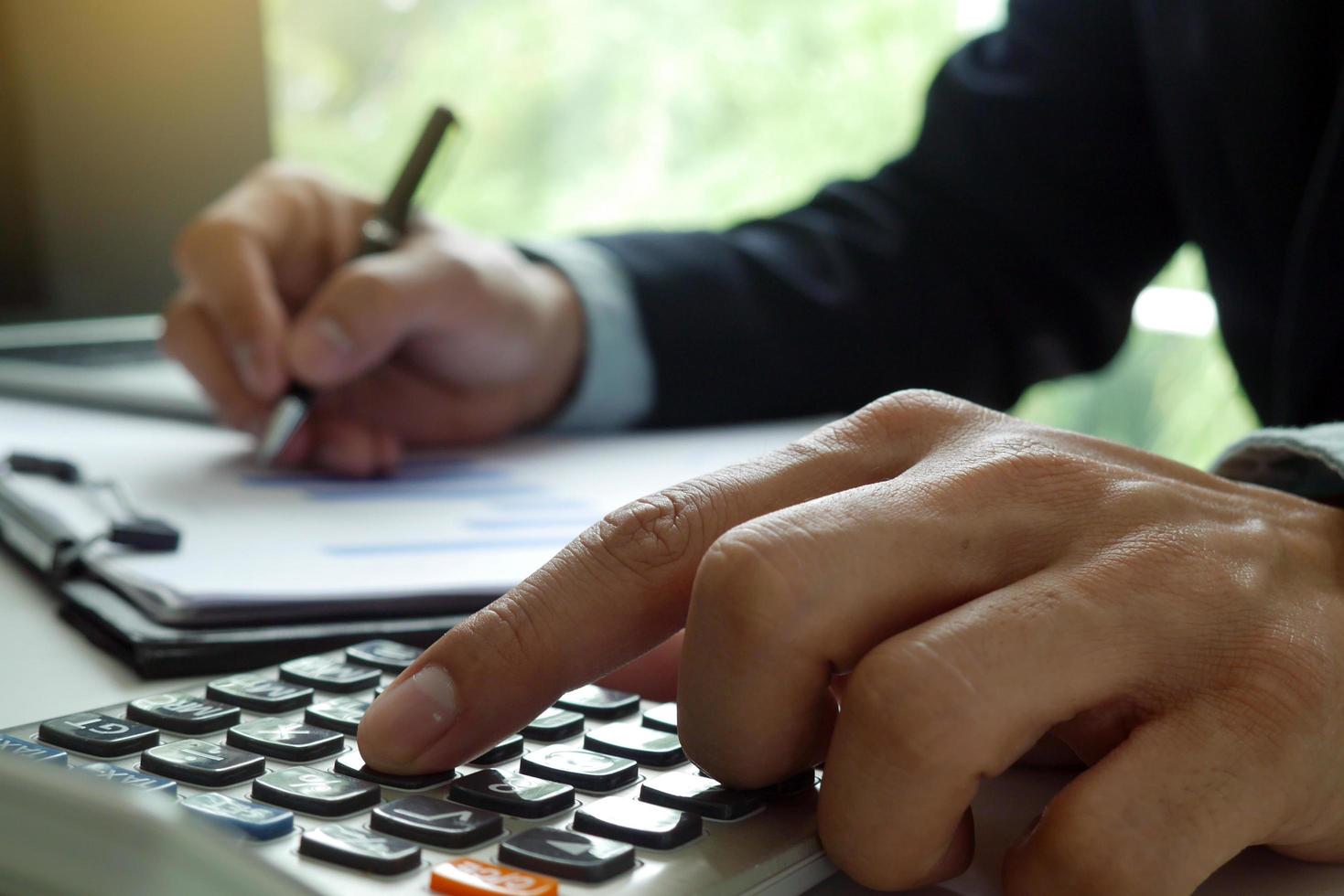 banque Personnel ou comptables utilisation calculatrices pour calculateur et vérification comptes. comptabilité affaires financier concepts photo