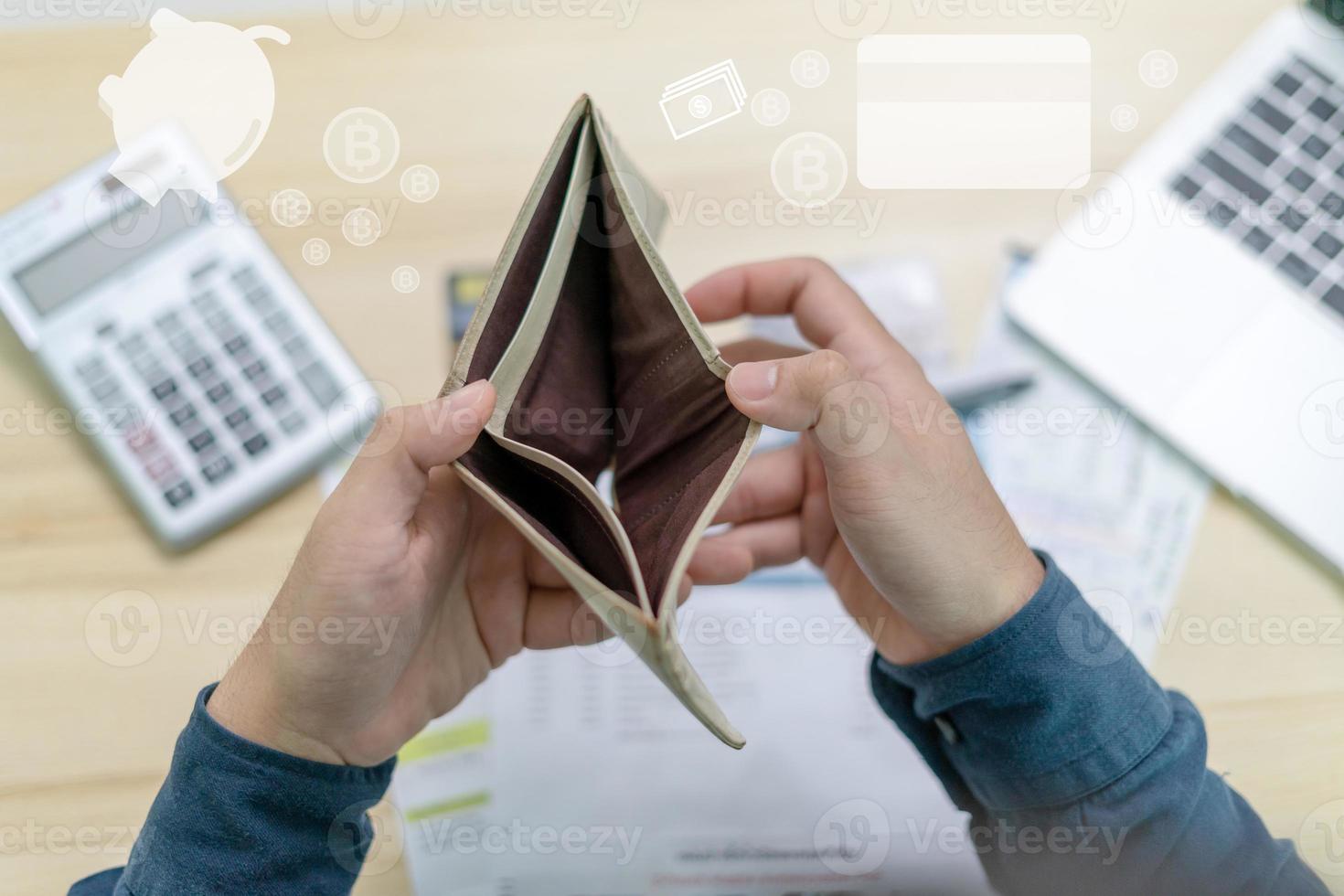 stressé et mal de crâne homme avec grand factures ou factures non argent à Payer à les dépenses et crédit carte dette. pénurie, financier problème, la faillite, hypothèque, prêt, faillite, pauvre, vide portefeuille photo