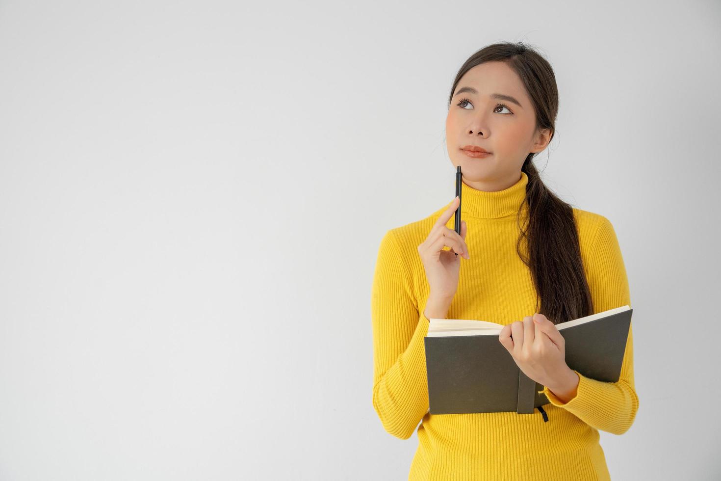 inspiration, écrivain, écriture, création, loisirs pour imaginer, belle jeune femme asiatique séduisante écrivant des idées sur un cahier, liste de choses à faire, bon travail de réflexion, journaliste, élégant, image de rêve, détente photo