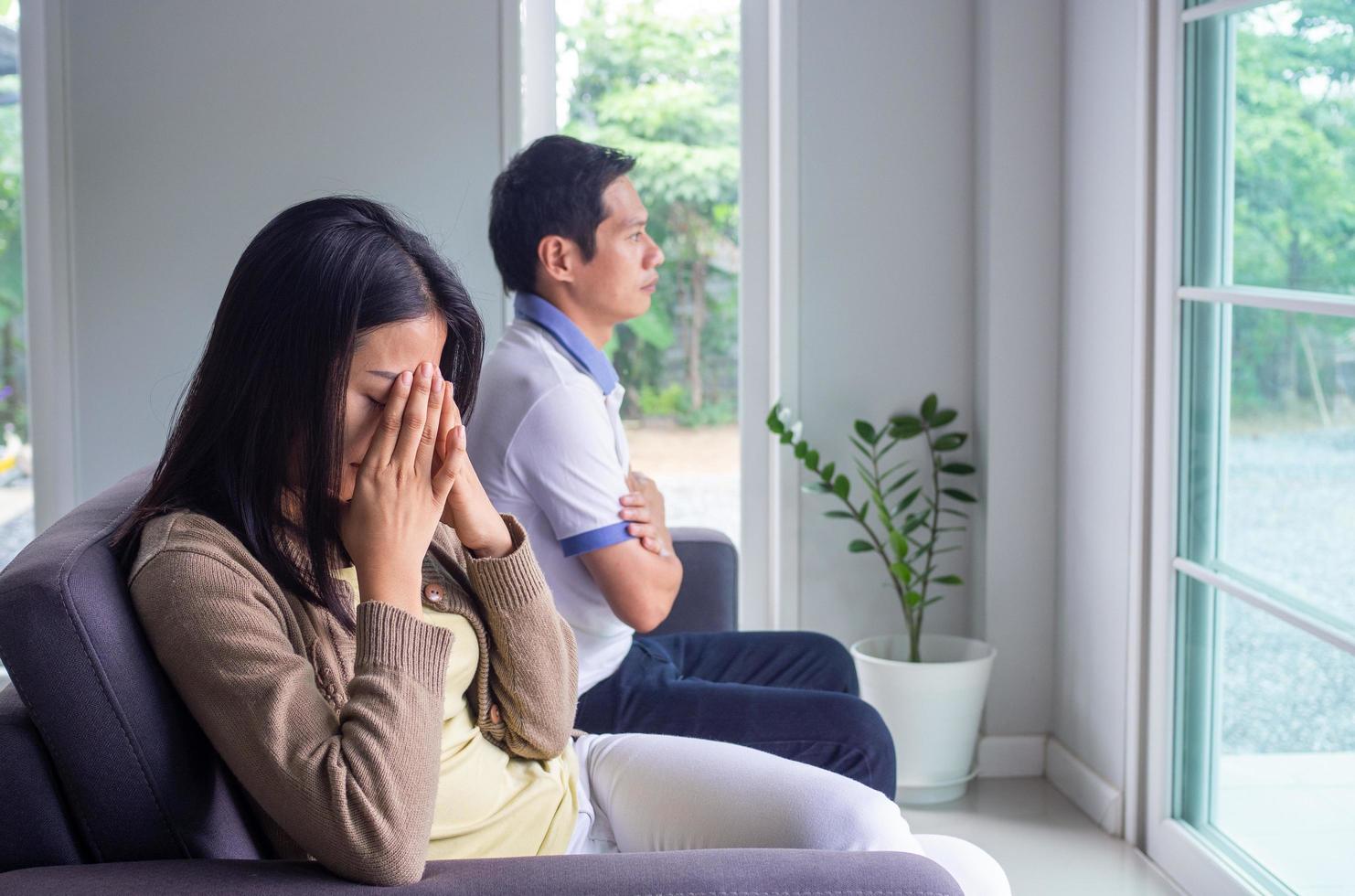 les couples s'ennuient, sont stressés, bouleversés et irrités après une querelle. crise familiale et problèmes relationnels qui prennent fin photo