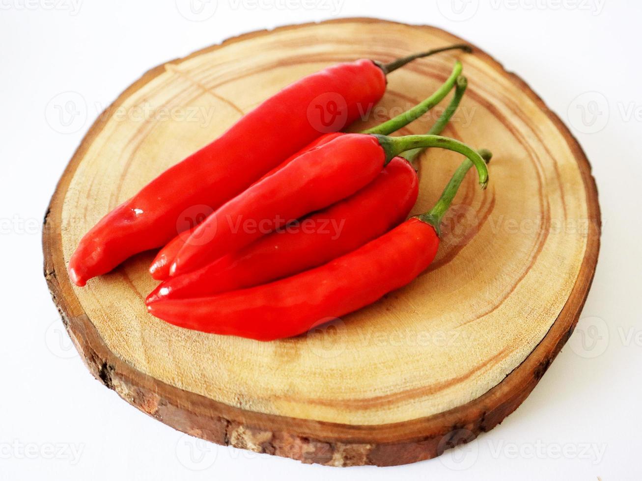 Frais à la recherche rouge gros piments sur une en bois hacher photo