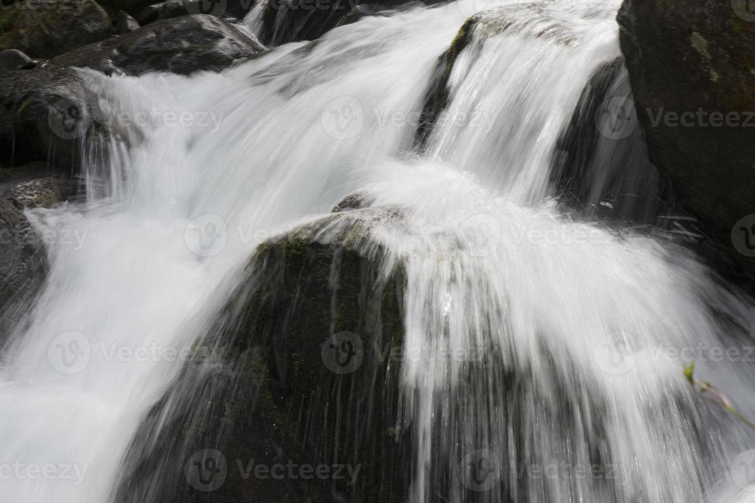 petite cascade de ruisseau photo