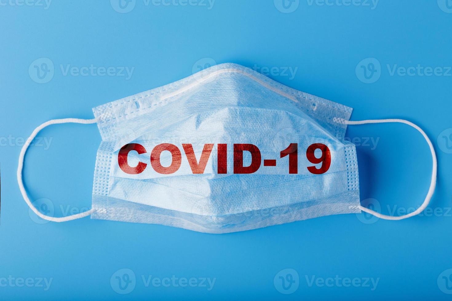 médical masques pour protection contre dangereux coronavirus infection avec le une inscription COVID-19 [feminine. photo