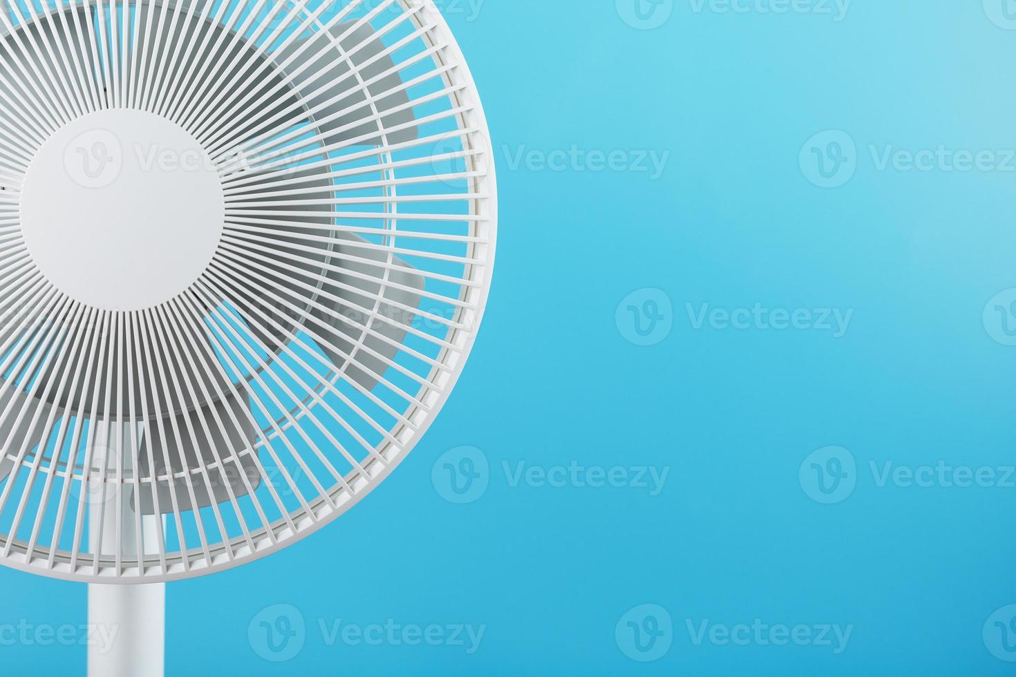 ventilateur électrique en blanc avec un design moderne pour refroidir la pièce sur fond bleu photo