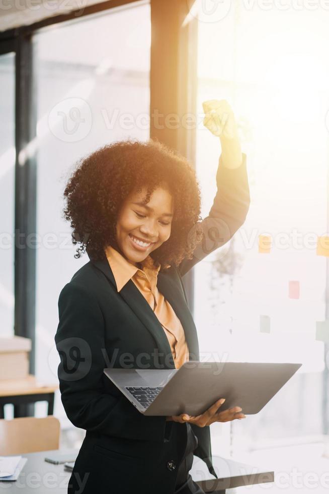 entrepreneur asiatique homme d'affaires et femme d'affaires discutant d'un nouveau projet d'entreprise dans une tablette lors d'une réunion moderne dans un bureau moderne, concept décontracté d'affaires asiatique. photo