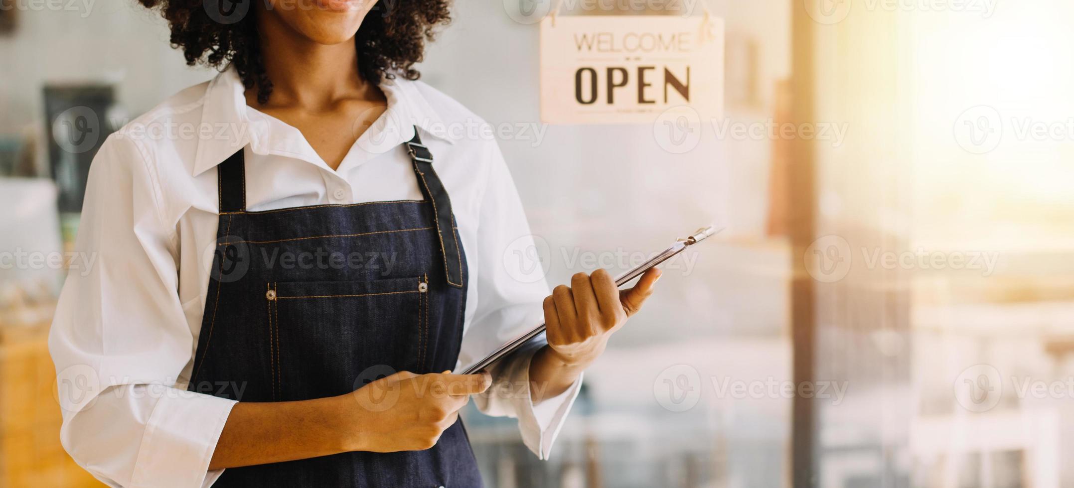 entrepreneur asiatique homme d'affaires et femme d'affaires discutant d'un nouveau projet d'entreprise dans une tablette lors d'une réunion moderne dans un bureau moderne, concept décontracté d'affaires asiatique. photo