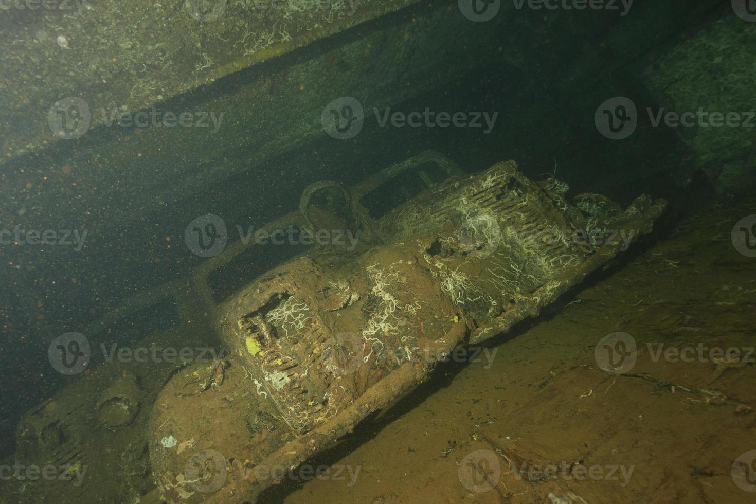 Vieille voiture à l'intérieur de l'épave du navire de la seconde guerre mondiale photo