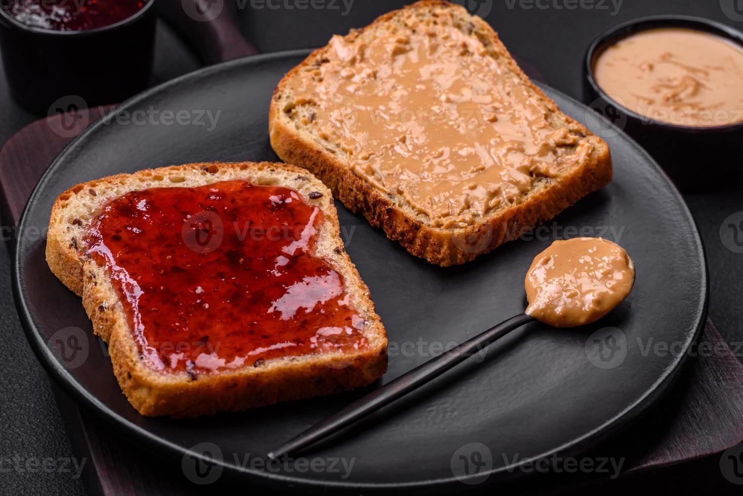 nutritif des sandwichs qui consiste de pain, framboise confiture et cacahuète beurre photo