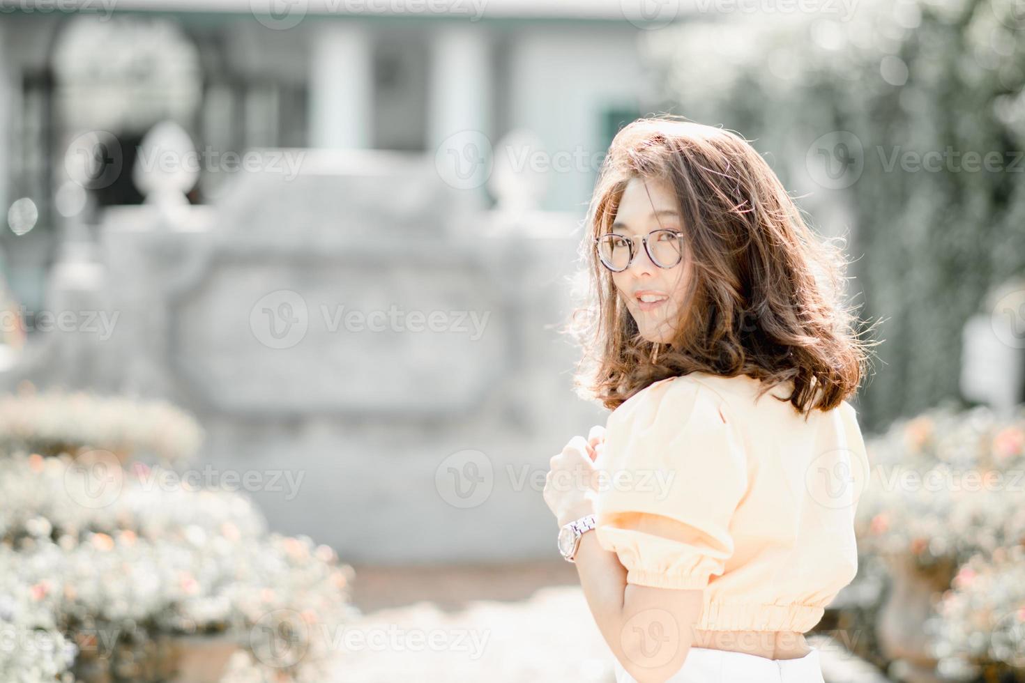 été portrait de branché Jeune fille permanent dans la nature sur ensoleillé journée. Jeune svelte magnifique femme est souriant et tourné à Regardez à le caméra. été vacances, ensoleillé, ayant amusement et positif concept. photo