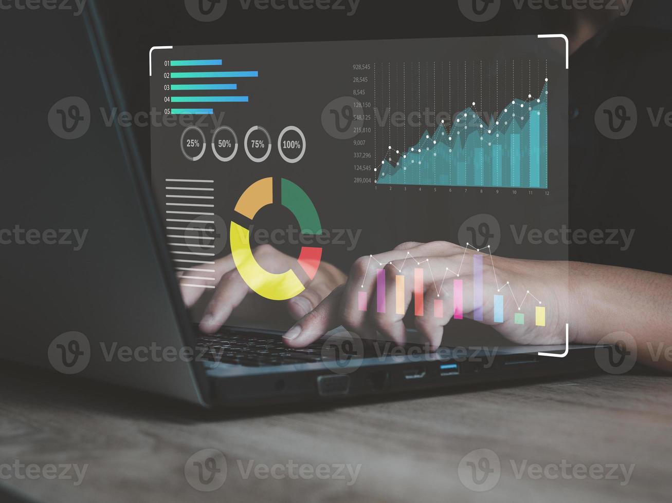 affaires gens en utilisant numérique commercialisation La technologie analyser investissement croissance données. financier données, statistiques et graphiques photo