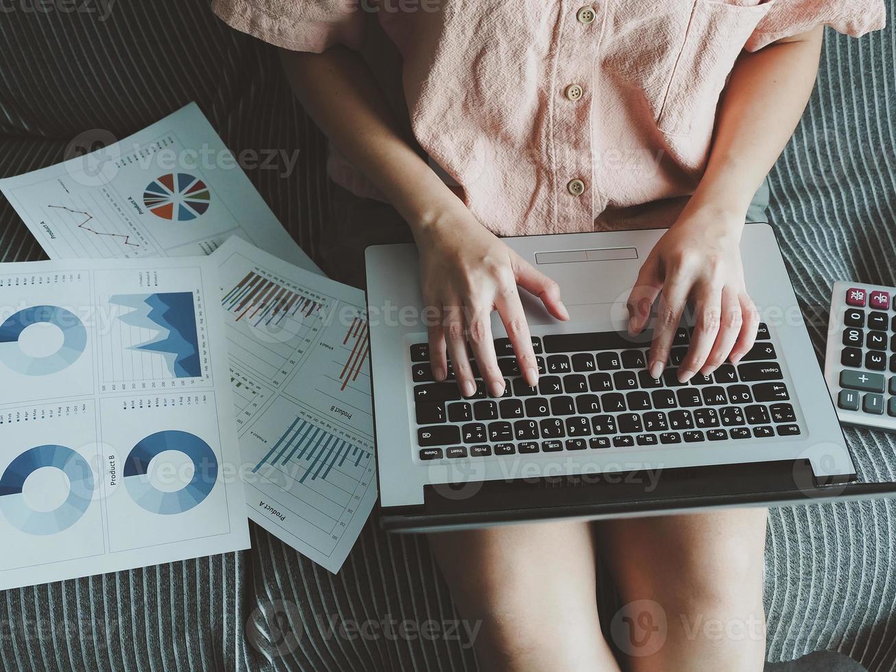 Jeune femme dactylographie réponses à les clients de sa portable à maison. retour à travail à le entreprise Ventes prévoir photo