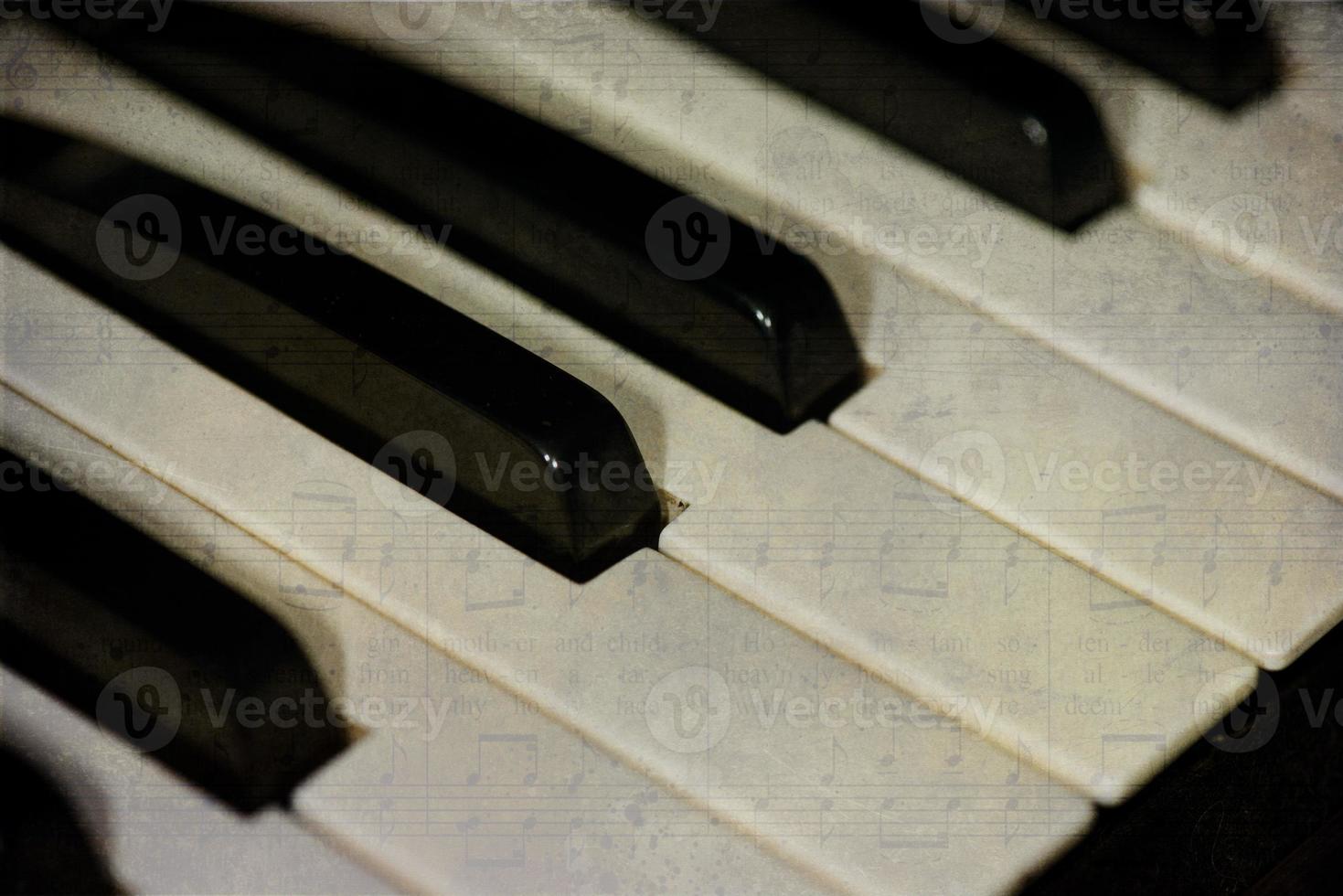 vieux clavier d'orgue de piano électrique photo