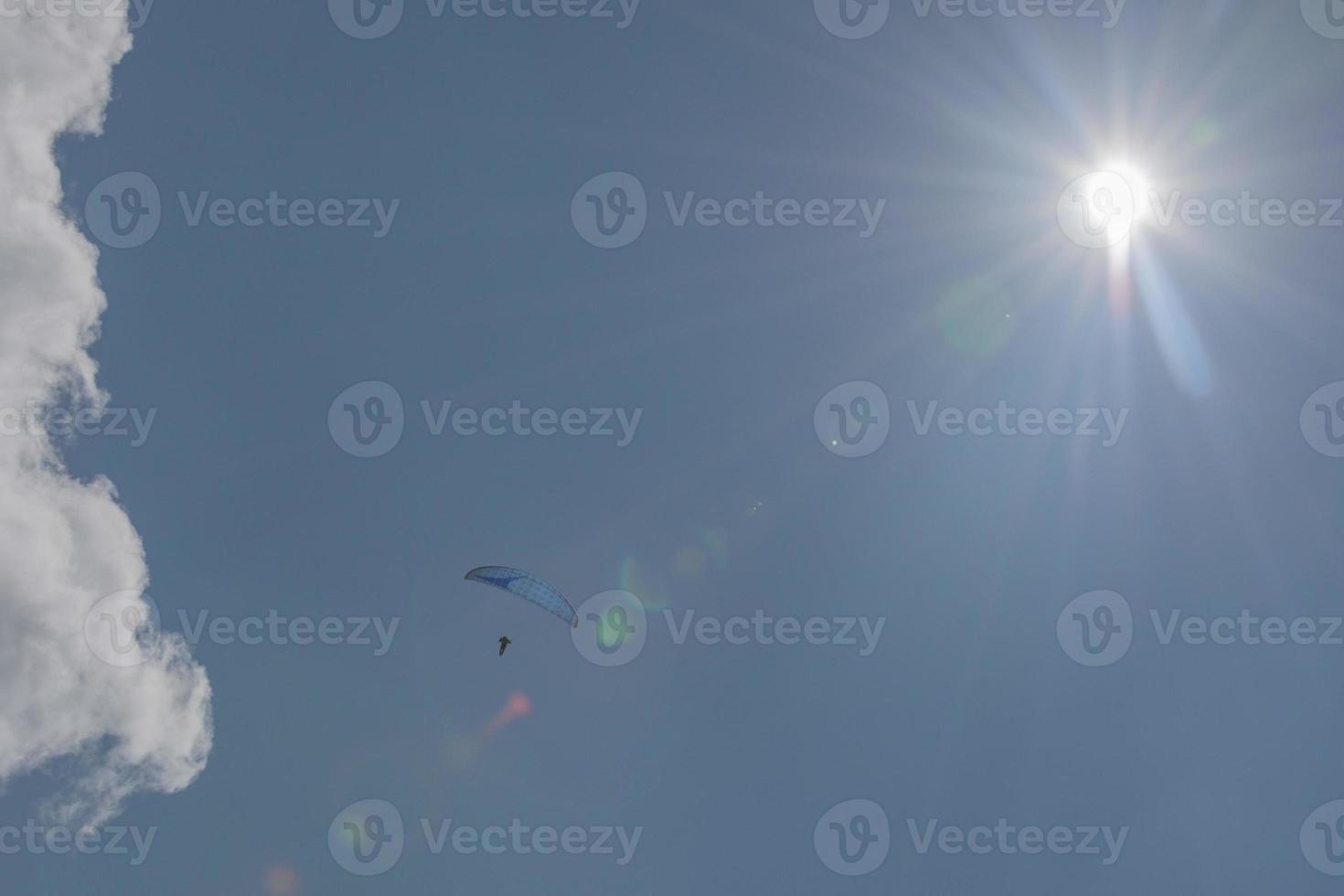 pendre planeur dans le bleu ciel photo