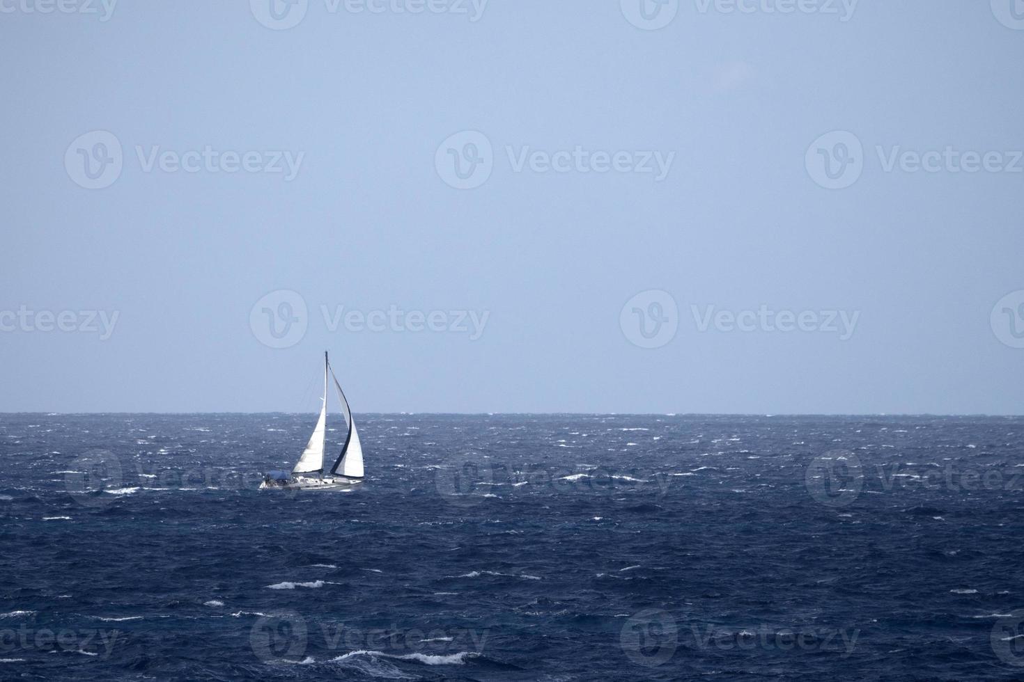 voile bateau dans haute vagues mer photo