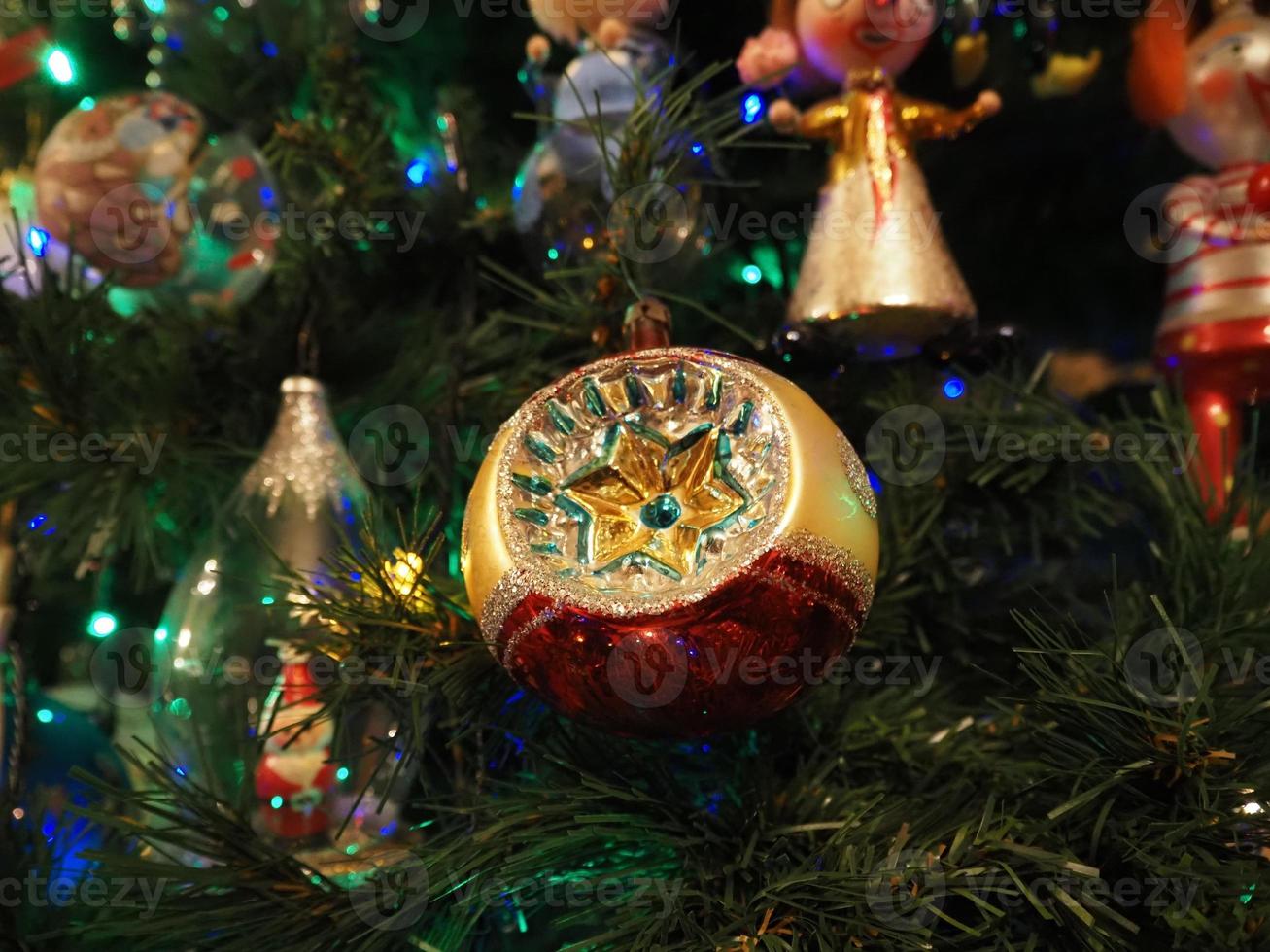 Boule de Noël faite à la main en verre sur l'arbre de Noël feux de flou détail photo