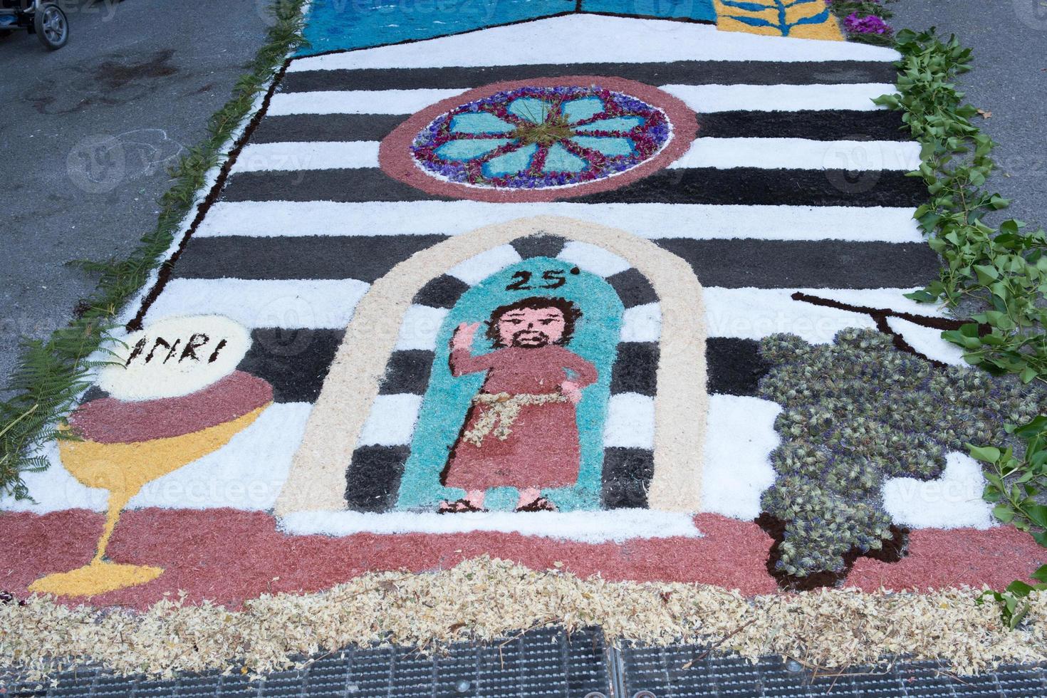 tapis de pétales et de fleurs pour la célébration du corpus domini christi photo