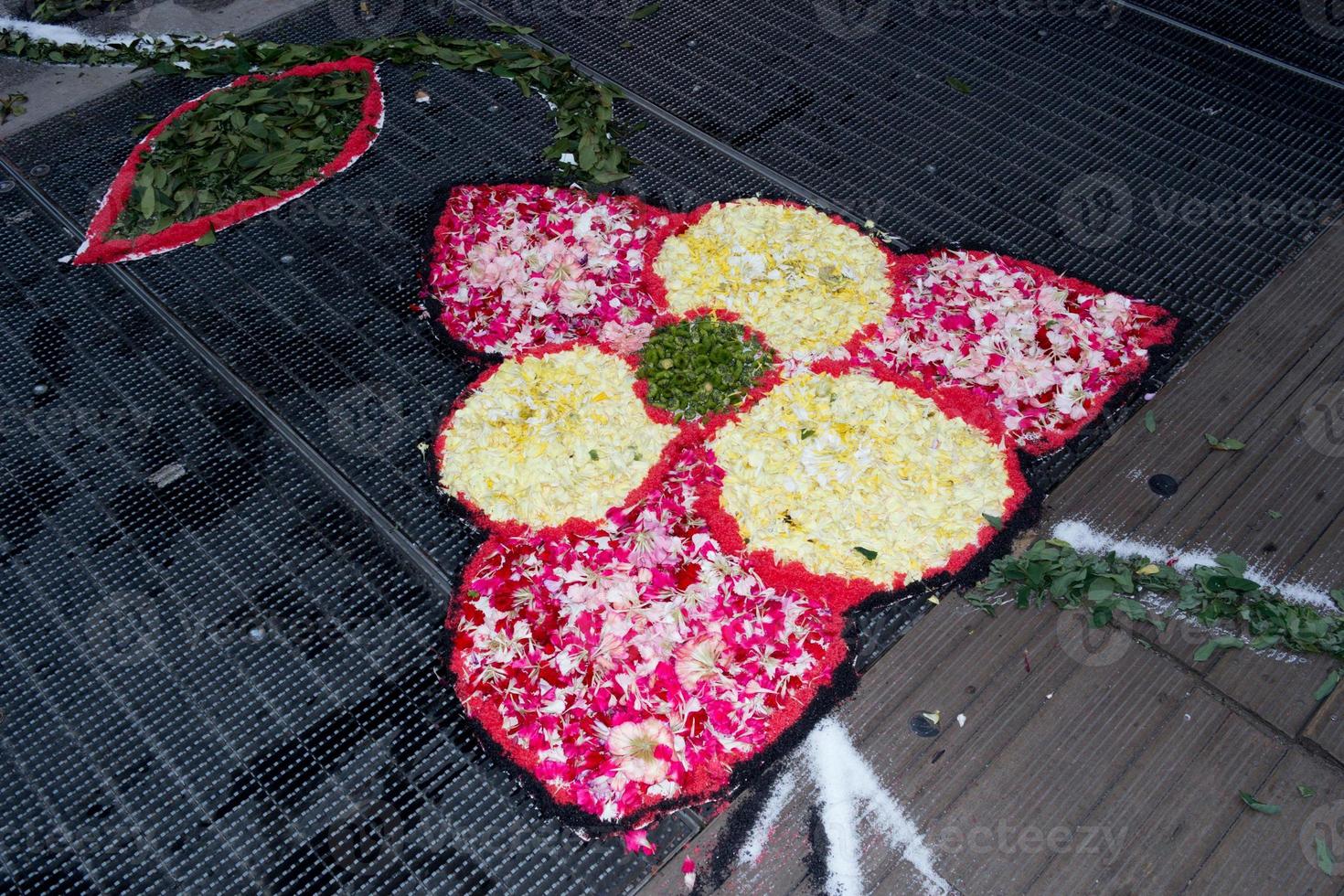 tapis de pétales et de fleurs pour la célébration du corpus domini christi photo