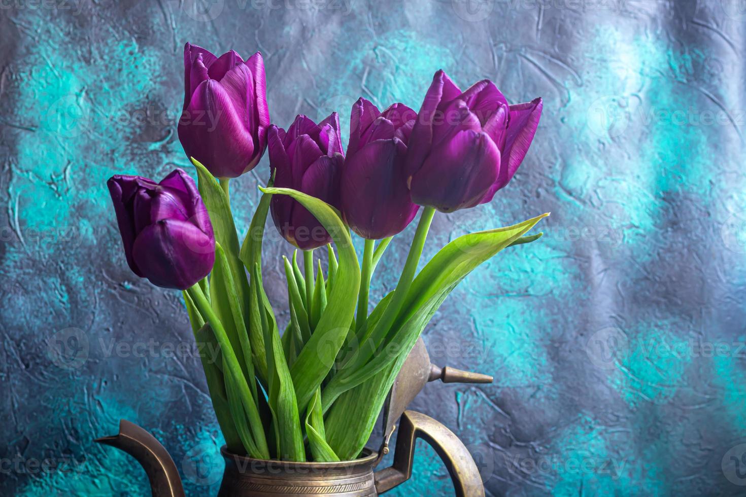 bouquet de tulipes pour le vacances. aux femmes jour, la Saint-Valentin jour, Nom journée. sur une foncé Contexte avec réflexion. photo